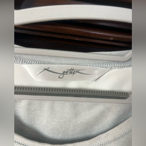 Size large- X BY GOTTEX athletic top with zippered pocket on back - Picture 4 of 5